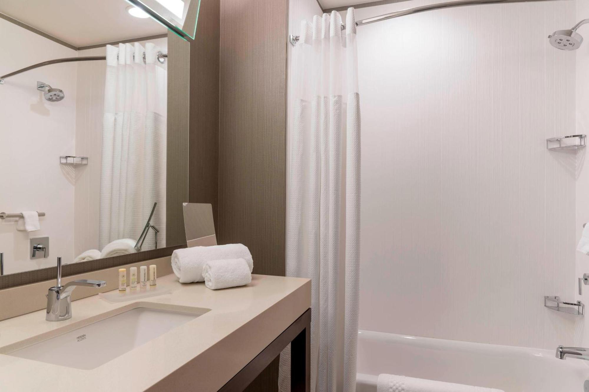 Courtyard By Marriott Waterloo Cedar Falls Екстер'єр фото